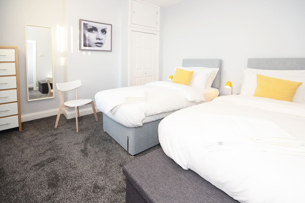 2nd Bedroom with Kingsize or 2 Single Beds