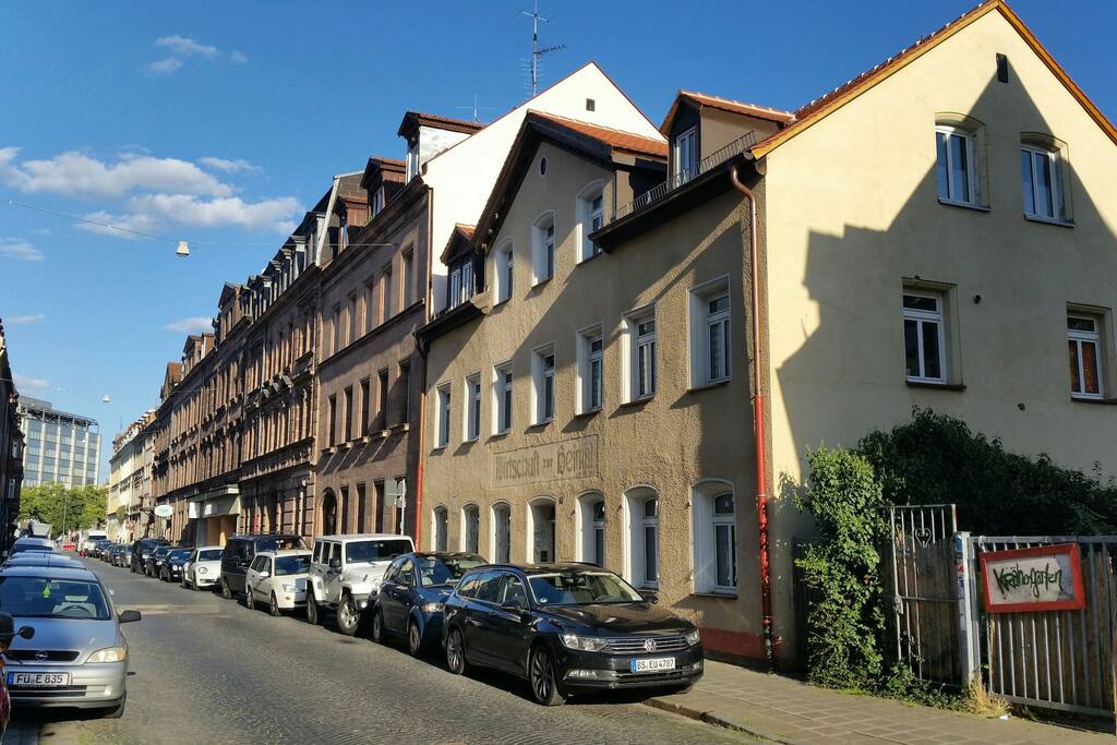 Das ist das Haus. Deine Wohnung befindet sich im 2. Stock. Der kleine Erker (rechts) zur Straße ist das Schlafzimmer. Hinter den beiden Fenster ganz oben befindet sich das Wohnzimmer. Küche und Bad gehen nach hinten raus.