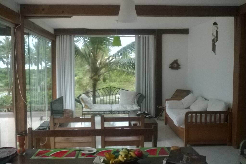 SALA QUE DÁ VISTA PARA A PISCINA E O MAR