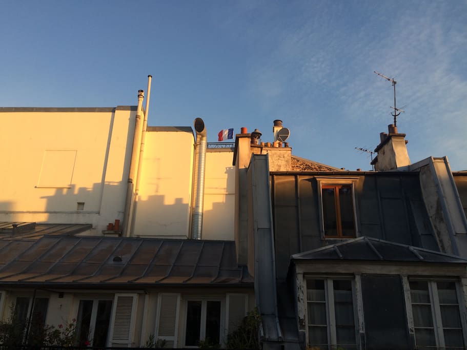 Vue sur les toits de Paris et le ciel ☁️⭐️⛅️