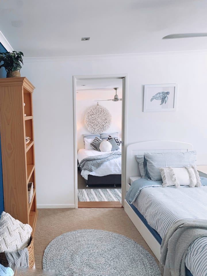 Habitación  individual contigua a la principal. La puerta corrediza se cierra con total privacidad.