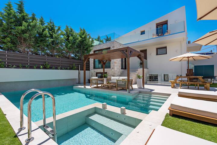 Amara Villa III – 100m to beach, gym, sauna & pool gallery image 3