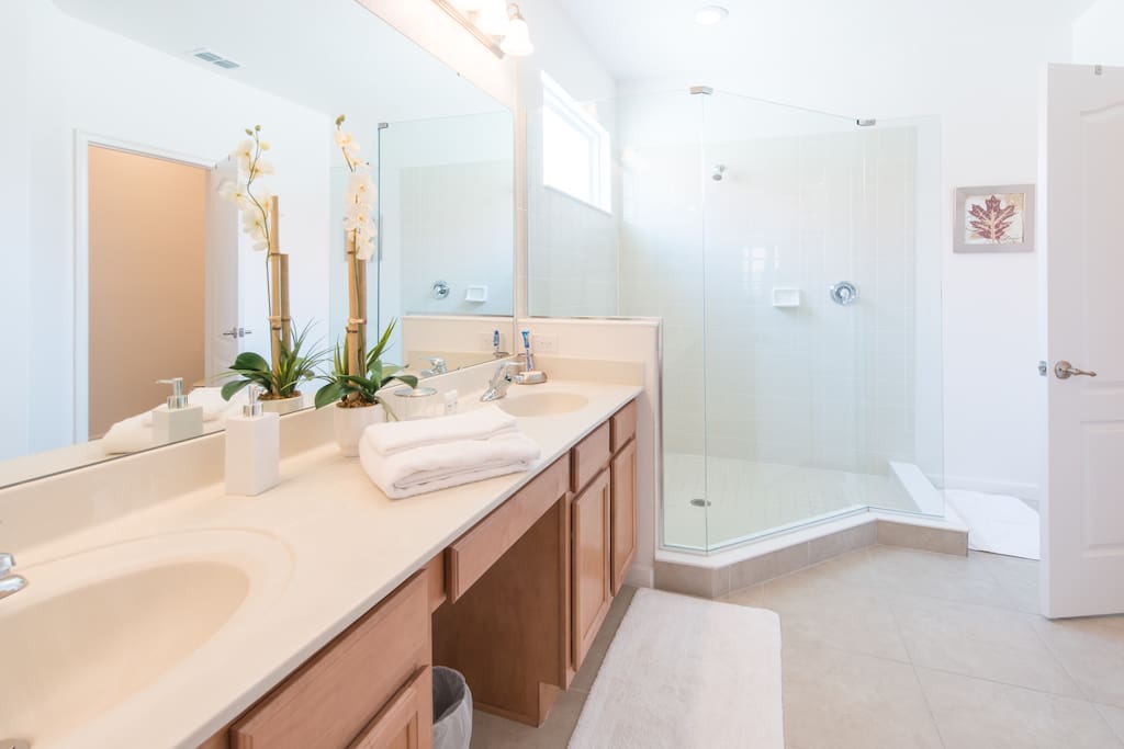 Bathroom 1
(master suite's)