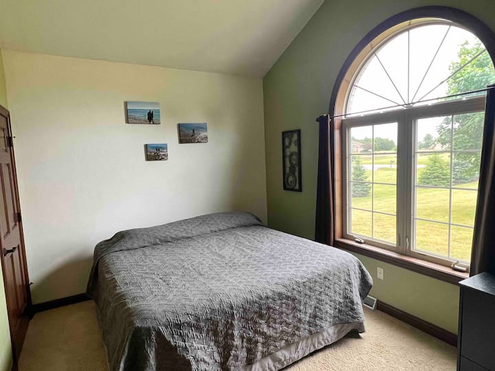 Bočná spálňa. Kúpeľňa s toaletou priamo pred spálňou.