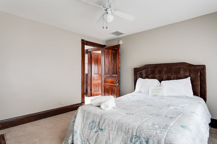 חדר שינה 3 עם מיטת קווין סייז.