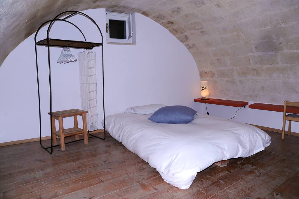 Stanza con soppalco, letto futon.