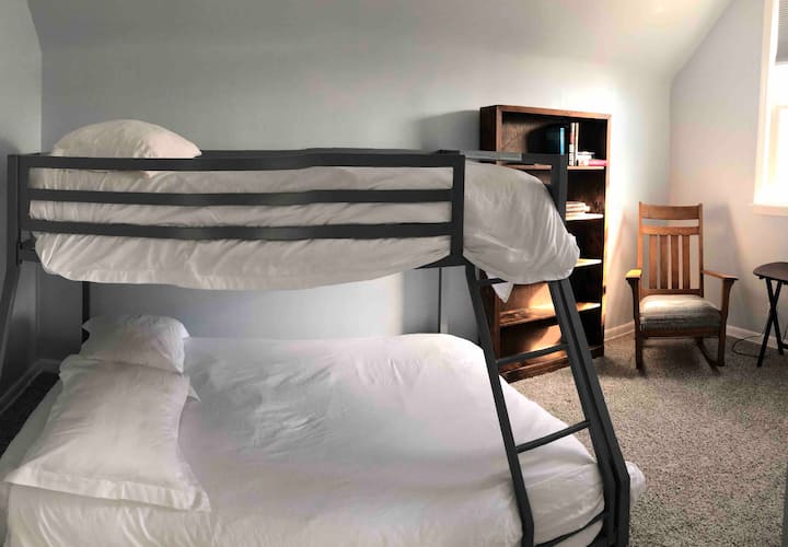 Спалня с две отделни легла и две единични легла