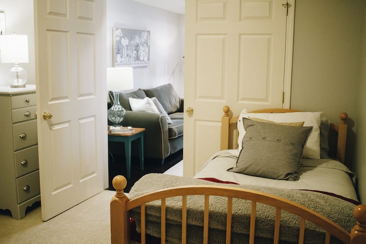 ห้องนอนที่ 2 นอนได้สบายๆถึง 3 คนพร้อมตู้เสื้อผ้าและตู้เสื้อผ้า