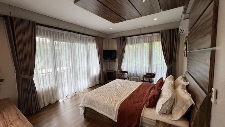第5间客房也在2楼！左侧的标准双人床，前面装满了玻璃，您可以一边欣赏美景
