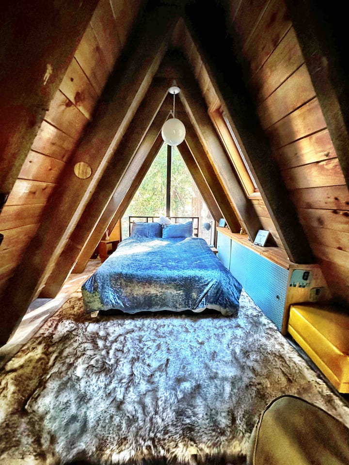 ห้องนอนควีนไซส์ชั้นบนมีช่องแสงเพื่อชมยอดไม้และดวงดาว! 