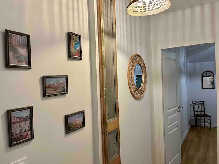 גישה לחדר השינה דרך מסדרון קטן 