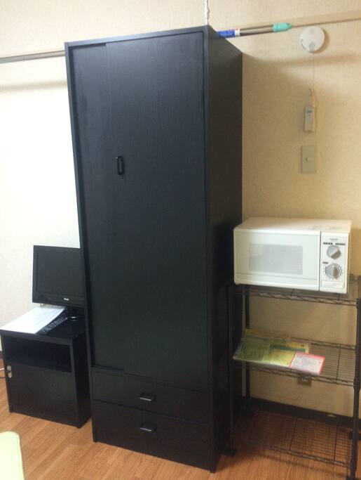 テレビ、電子レンジ
洋服ダンス