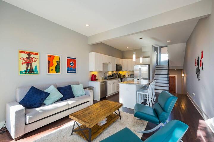 NashNash – 2 Units. 4BR. 5BA. Rooftop/Balconies! gallery image 2