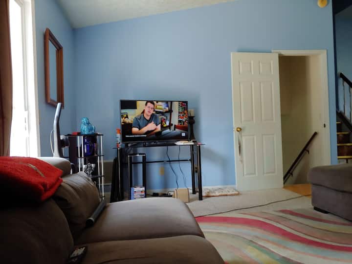 Lovely Master Bedroom With En-suite Bathroom And Walk In Closet. House Includes Fireplace Washer And Dryer Internet Outdoor Fire Pit By Pond Near Purdue And Purdue Research Park - West Lafayette, IN
