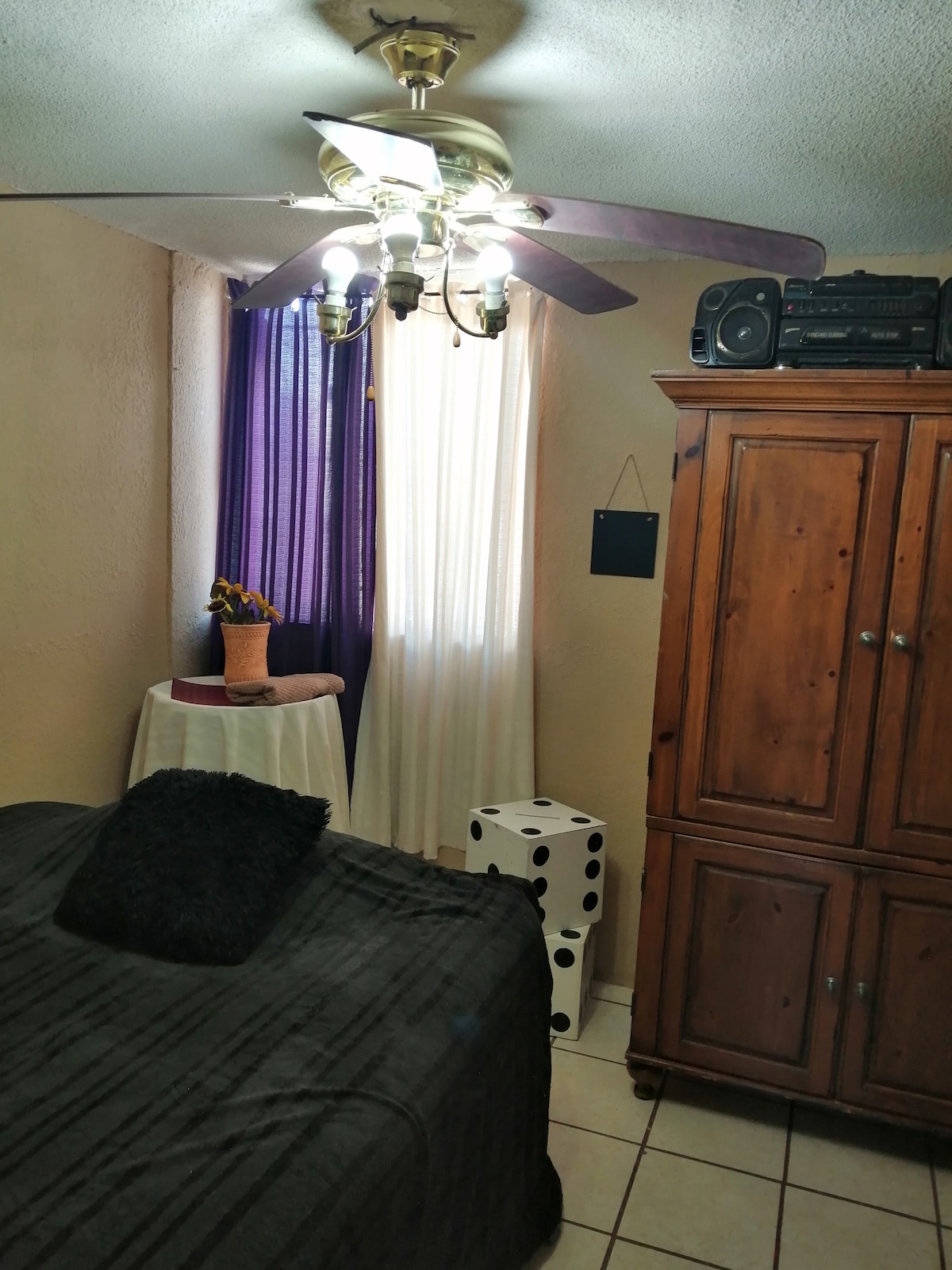 חדר השינה שלכם
אתם תאהבו את המיטה הנוחה במיוחד
חדר שקט למנוחה או עבודה. 

יש לכם אוויר תקרה או מאוורר ואוויר מרכזי של הבית עם צינור לחדר.

במזג אוויר קר אנחנו משתמשים בתנורי גז. סופר יעיל.
