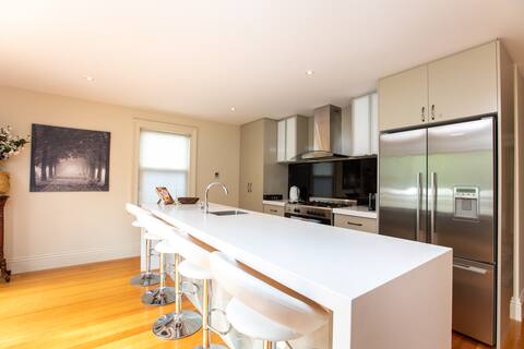 Family Home - Moments To The City with free WiFi