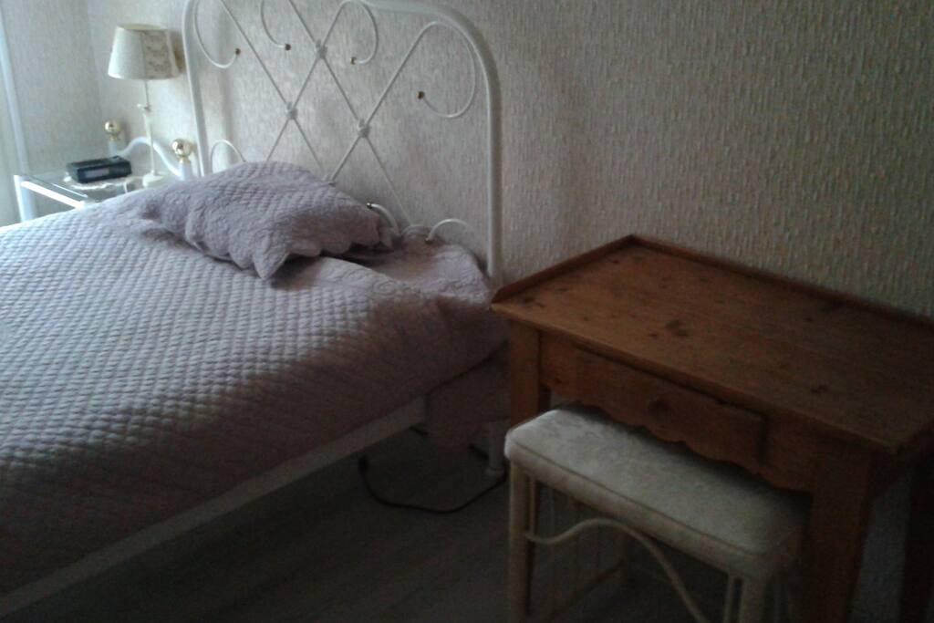 le lit et la table-bureau