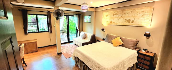 Acogedor dormitorio tranquilo en la planta baja con una cómoda cama de espuma viscoelástica tamaño queen con baño privado, con vistas al jardín de rocas.