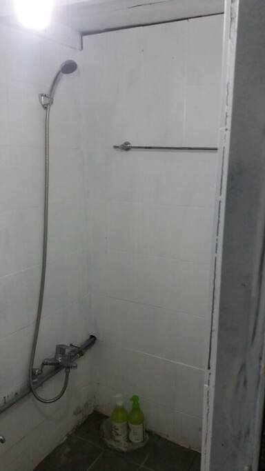 public shower room. 공용욕실
