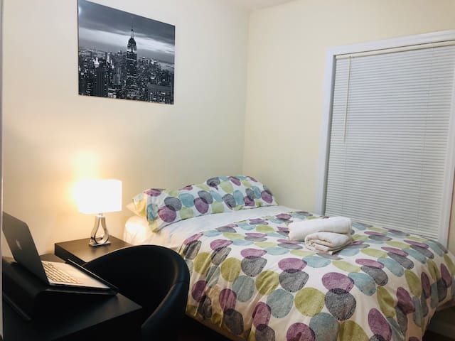 Cozy private room 20 min to NYC Times Square