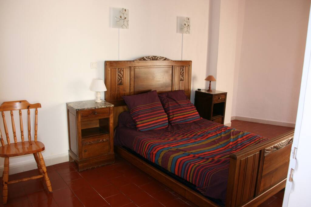 Chambre avec lit double. Possibilité de rajouter un lit simple