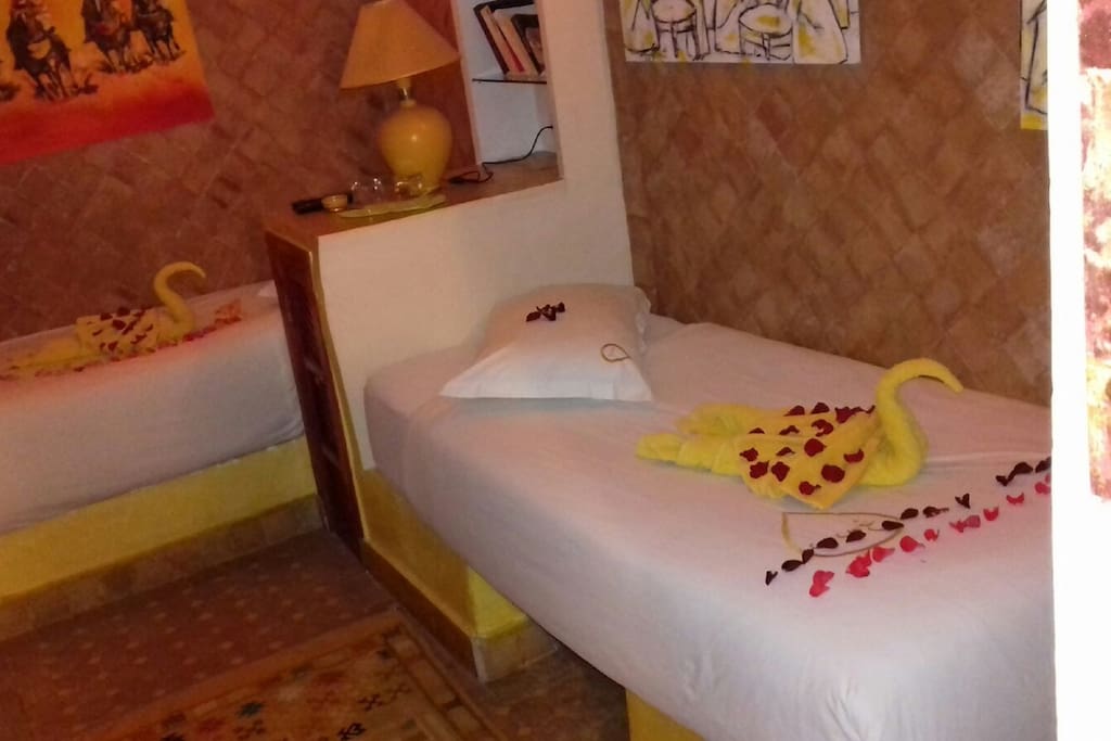 Chambre Jaune tv vidéo
climatisation coffre fort