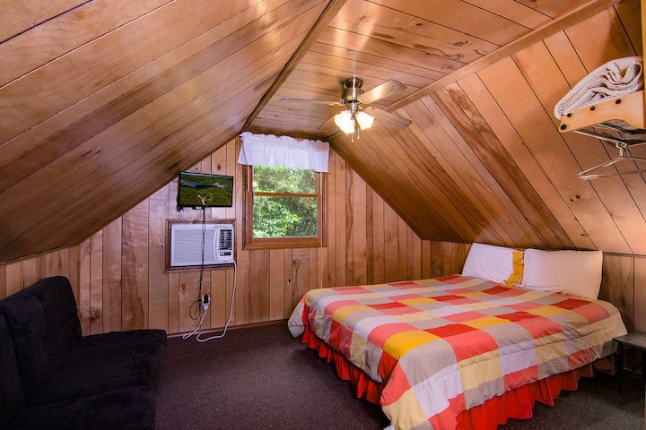 Chumba cha kulala 2 cha ghorofa ya juu kitanda cha malkia, pamoja na futon