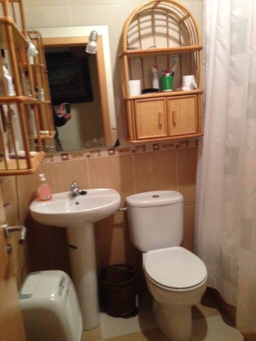Baño principal completo.