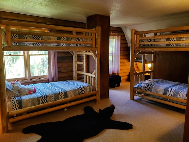 Dve poschodové postele vo veľkej tretej izbe.