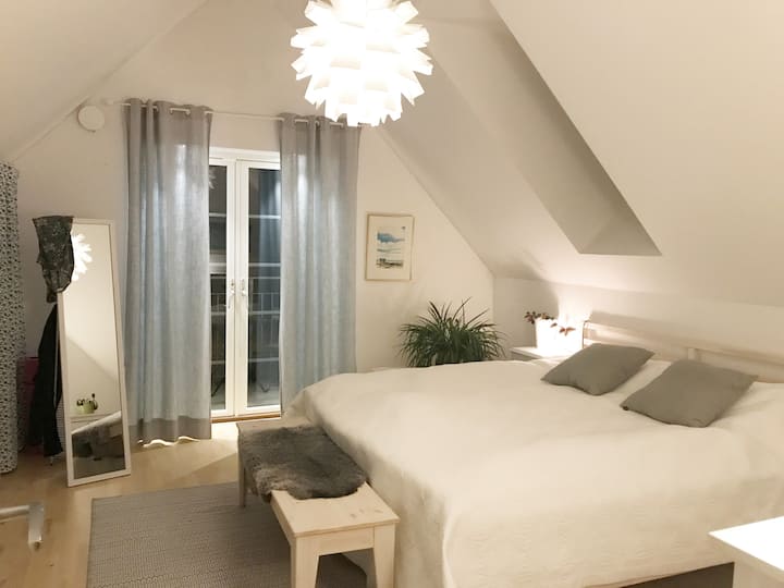 ห้องนอนใหญ่พร้อมระเบียงและวิวทะเลสาบ