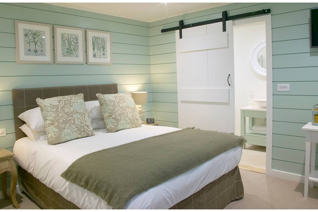Wykeham -a king sized double bed, Hungarian down duvet and pillows, fluffy towels, Roberts radio, HD TV and Nespresso coffee