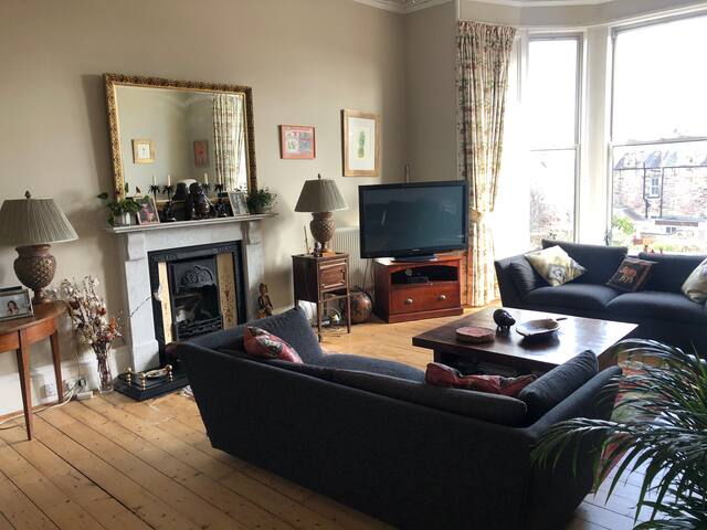 Beautiful 4 bed 2 bath family home in Newington gallery image 2