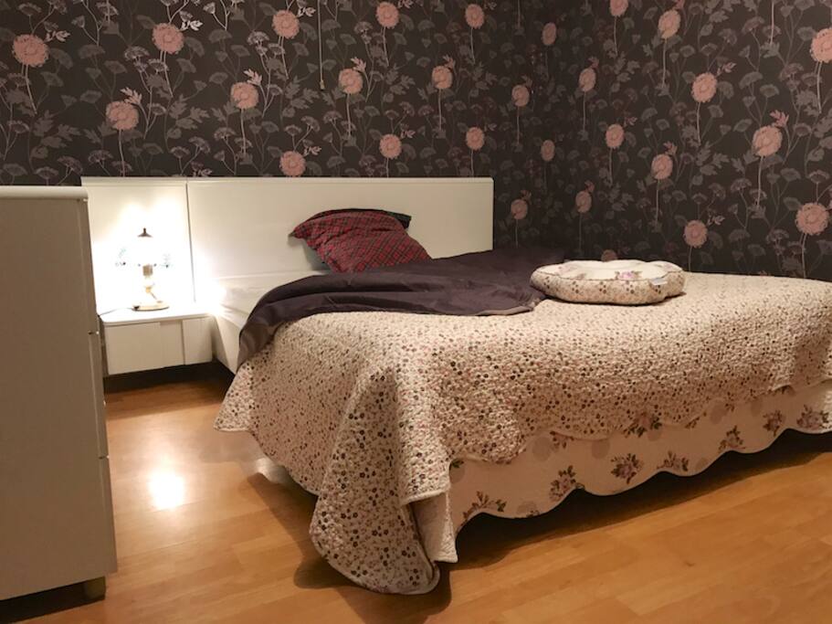 Chambre 1 avec sont lit de 160x200. Porte manteaux et commode pour le linge.