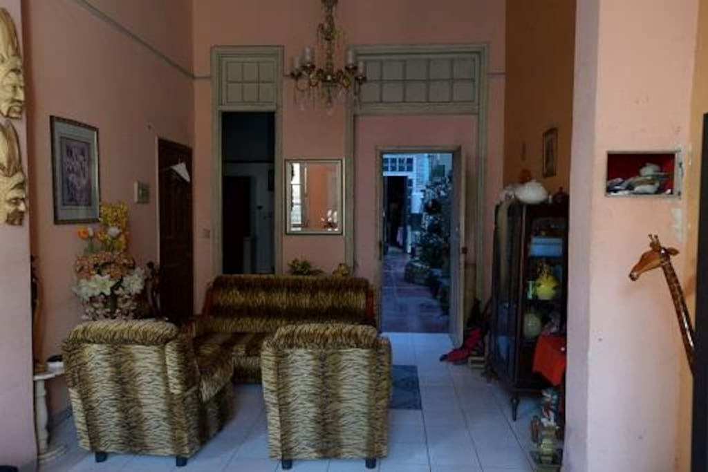 esta foto es de la saleta donde se encuentra un pequeño mini bar donde puedes disfrutar de los mejores tragos cubanos