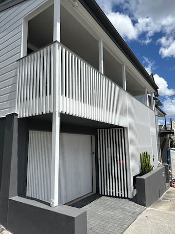 Urban Retreat -Newly Renovated ‘Loft Style’ gallery image 2