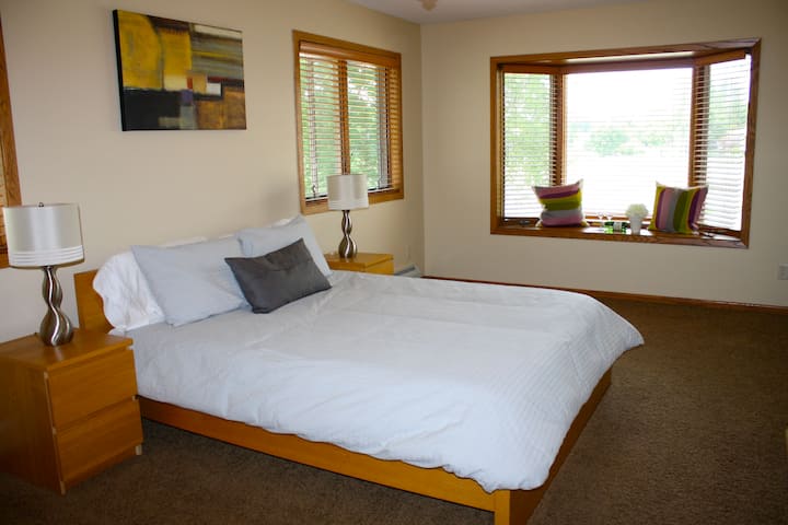 El dormitorio principal - una cama queen - Reclinador - 2 vistas diferentes del lago