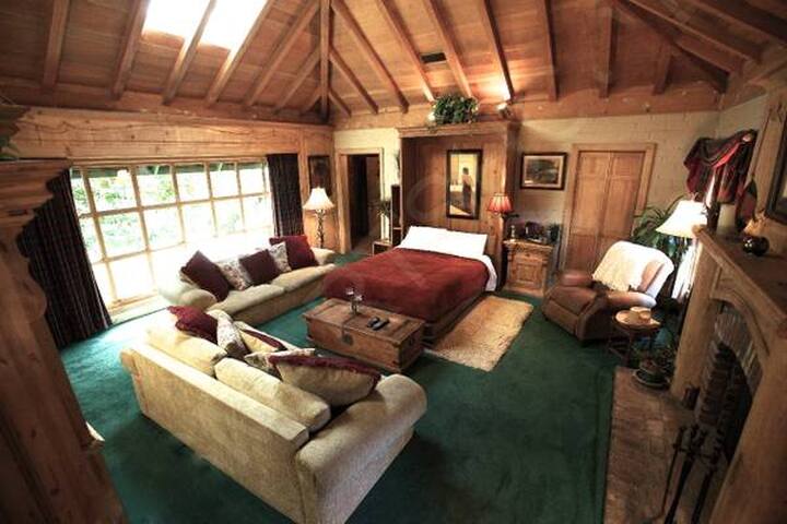 The Enchanted Manor-Private Oasis gallery image 4