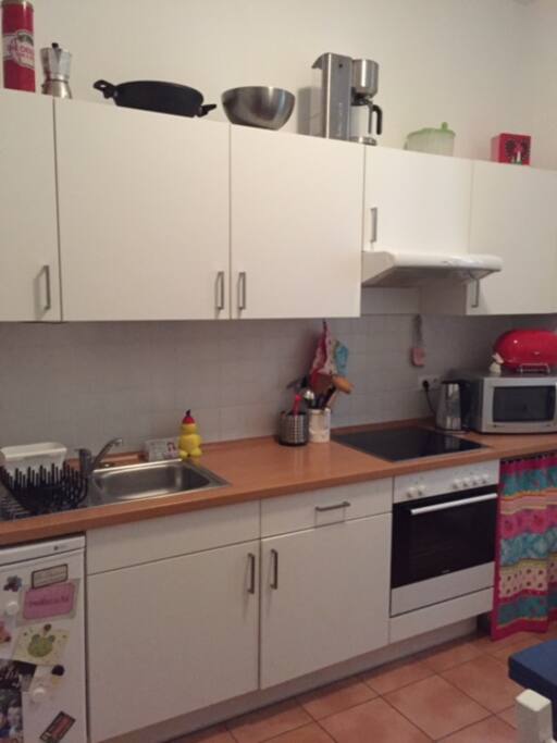 Schöne Küchenzeile zum Kochen