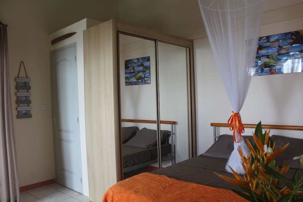 Chambre avec grand placard