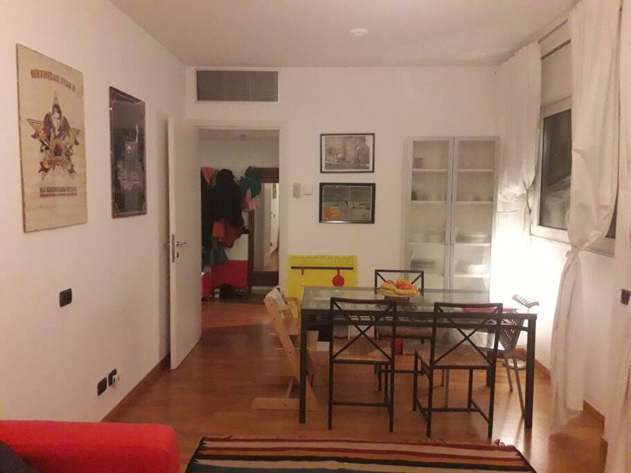 Sala - tavolo da pranzo e ingresso