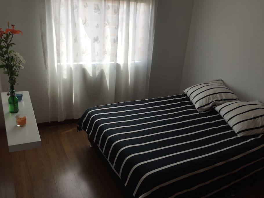 habitacion con cama real tamaño doble