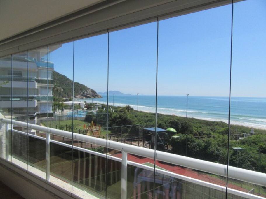 Vista linda para o mar e para quadra de tênis