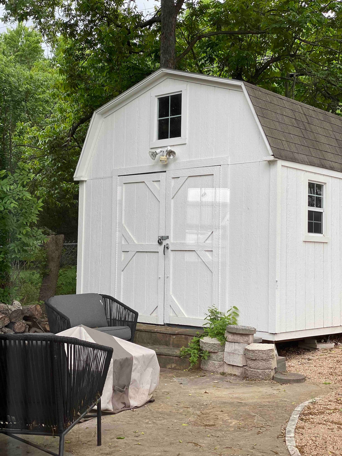 Tempurpedic beds, walk to food, fenced turf yard.