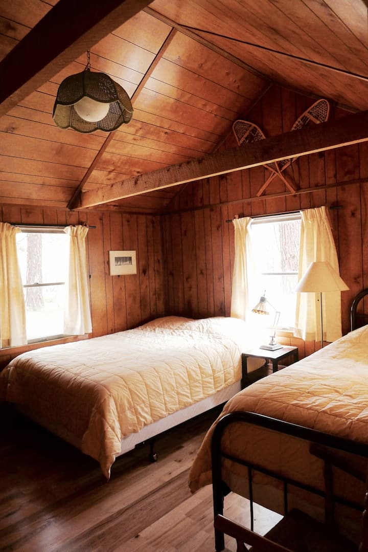 Master bedroom ~ 1 queen, 1 twin
