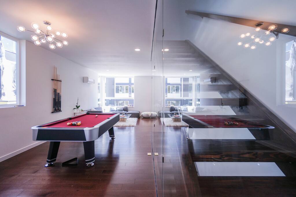 Floating stairs and 9' ceilings