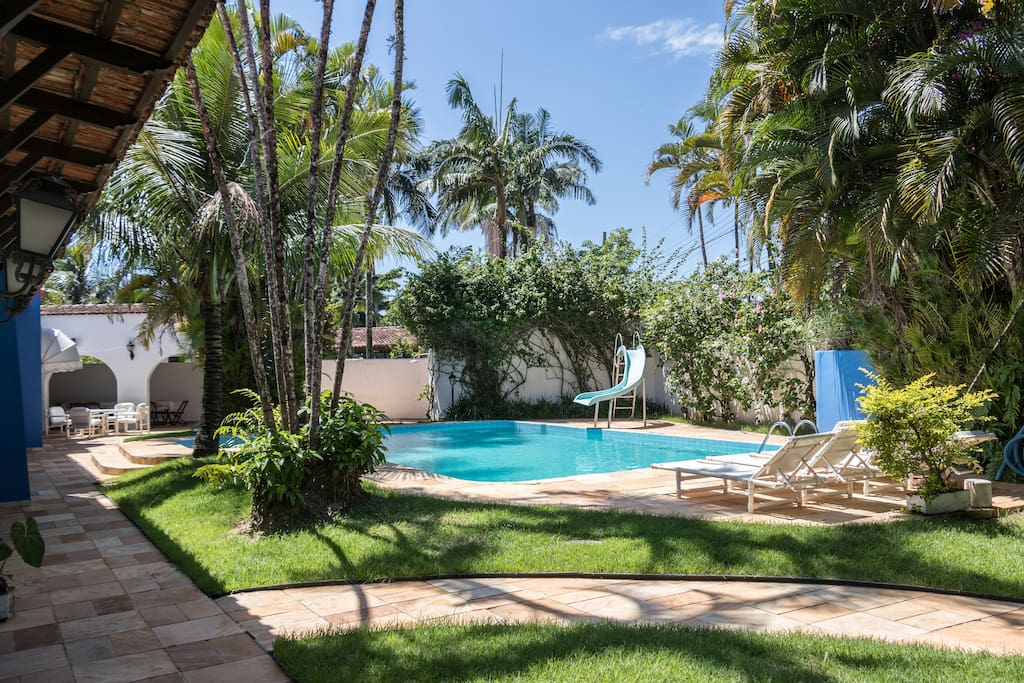 muito sol na piscina e jardim