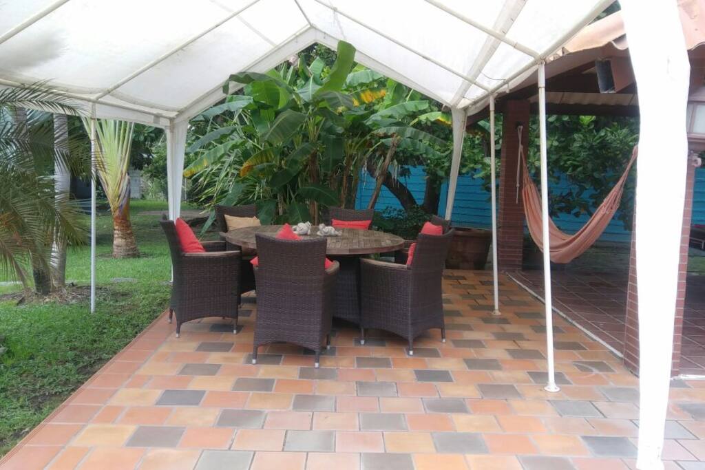 Comedor externo a lado piscina