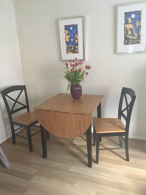 Bord i stue med plass til to-tre personer