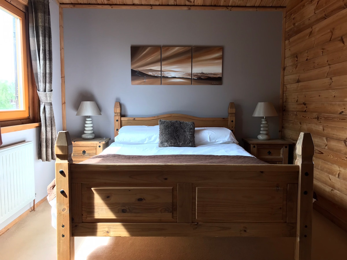 Მთავარი საძინებელი 193 × 203 სმ ზომის საწოლით