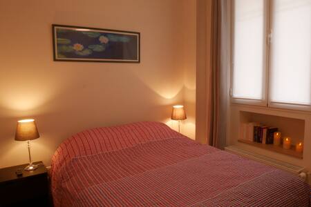 Independent bedroom and bathroom in Bastille!